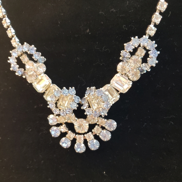 Vintage Jewelry - Unsigned Beauty rhinestone necklace